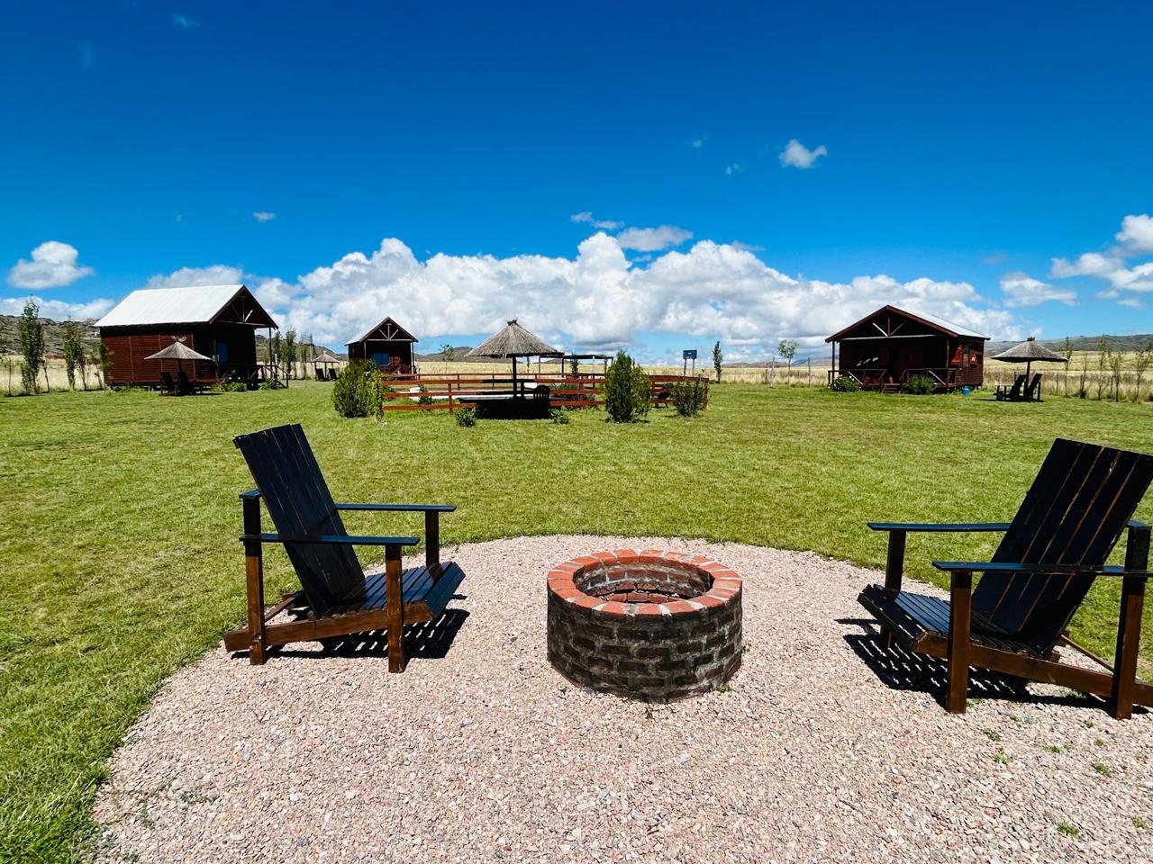 Vista panorámica del rancho entre las sierras